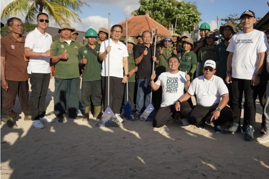Gubernur Bali Wayan Koster bersama Bupati Badung I Wayan Adi Arnawa memimpin aksi bersih sampah di kawasan Pantai Samuh, Kelurahan Benoa, Kecamatan Kuta Selatan, Sabtu (6/6/2026). (dok: istimewa)