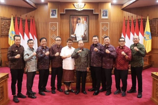 Gubernur Bali beserta jajaran dalam Rapat Koordinasi (Rakor) bersama Bupati dan Wali Kota se-Bali di Gedung Kertha Sabha, Jaya Sabha, Denpasar, Senin (8/6/2026). (dok: istimewa)