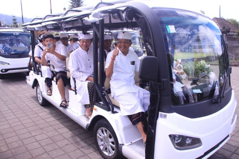 Gubernur Koster saat berkunjung ke Kawasan Parahyangan Pura Agung Besakih. (dok: istimewa)