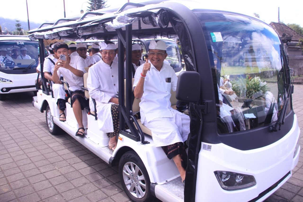 Gubernur Koster saat berkunjung ke Kawasan Parahyangan Pura Agung Besakih. (dok: istimewa)