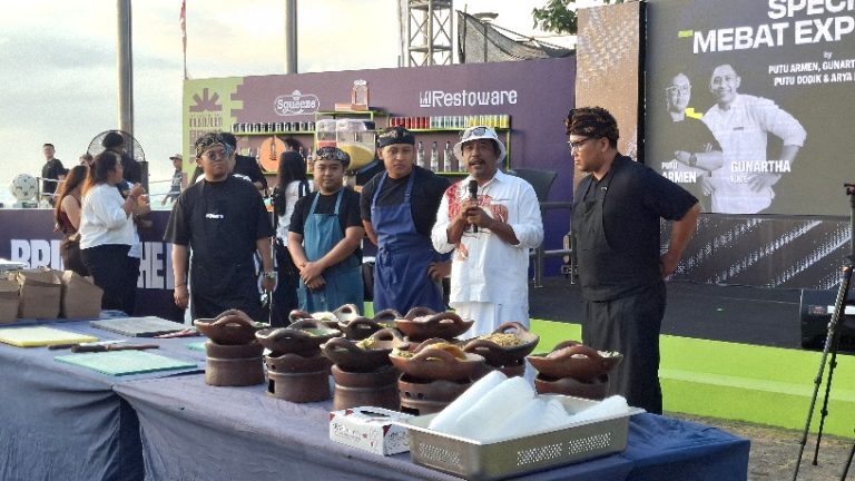 Para Chef dalam Festival KutaKita yang berkolaborasi dengan Ray Janson Radio Industry Night di kawasan Discovery Kartika Plaza Hotel dan Discovery Kartika Plaza Mall, Senin (10/8/2026). (dok: Rahma)