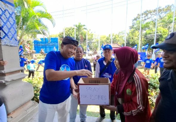 Ketua DPD Partai Demokrat Bali I Made Mudarta menyerahkan donasi untuk masyarakat yangbterdampak gempa bumi di Flores, Nusa Tenggara Timur (NTT). (dok: Rahma)