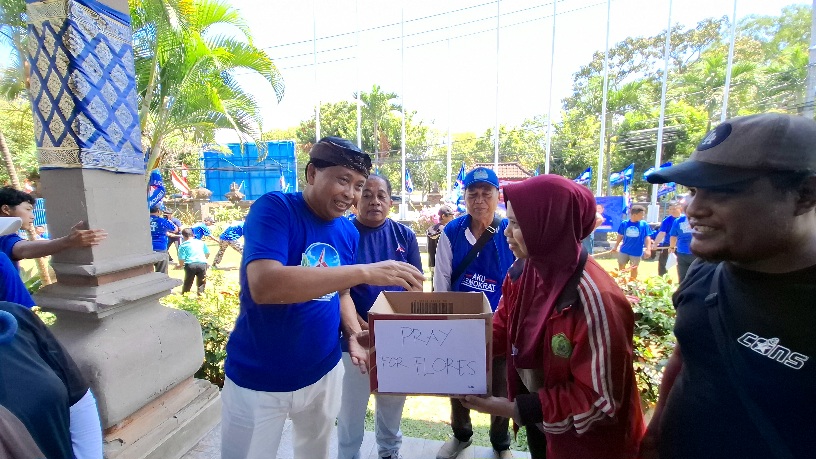 Ketua DPD Partai Demokrat Bali I Made Mudarta menyerahkan donasi untuk masyarakat yangbterdampak gempa bumi di Flores, Nusa Tenggara Timur (NTT). (dok: Rahma)