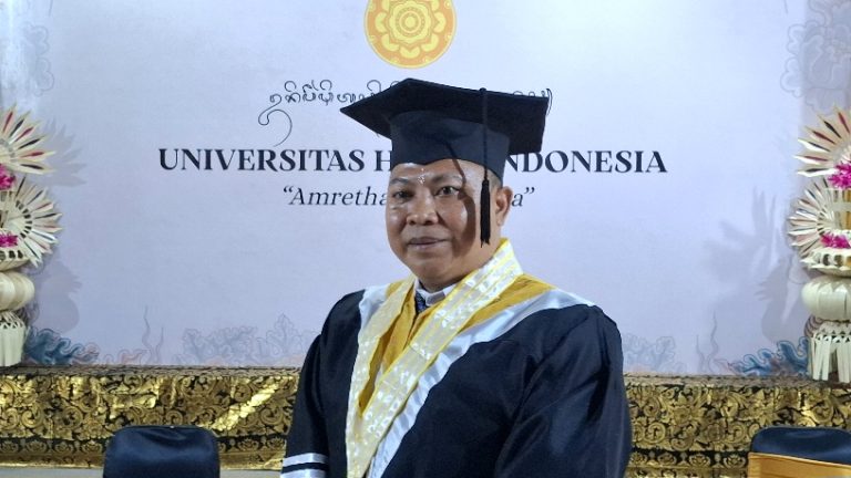 Anak Agung Gede Dalem Pemayun resmi menyandang gelar Doktor Ilmu Agama dan Kebudayaan Universitas Hindu Indonesia (UNHI) dengan predikat cumlaude, pada Rabu (26/8/2026). (dok: Rahma)