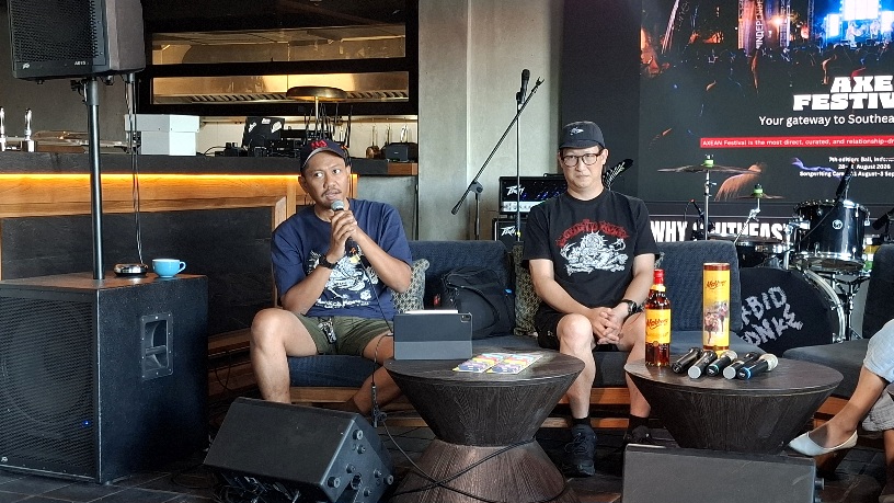 Co-Founder Axean Festival, Satria Ramadhan (kiri), Piyapong M (kanan) dalam jumpa pers Axean Festival di Amplitude, Kerobokan, Rabu (26/8/2026). (dok: Rahma)
