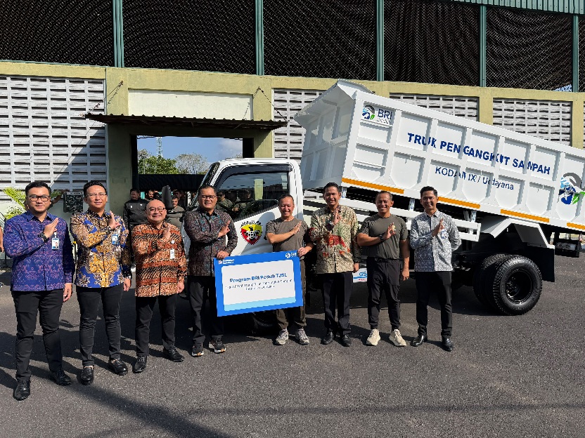 PT Bank Rakyat Indonesia (Persero) Tbk serahkan bantuan berupa satu unit dump truck kepada Kodam IX/Udayana, di GOR Yudomo, Asrama Praja Raksaka Kepaon, Denpasar, Rabu (29/7/2026). (dok: bri)