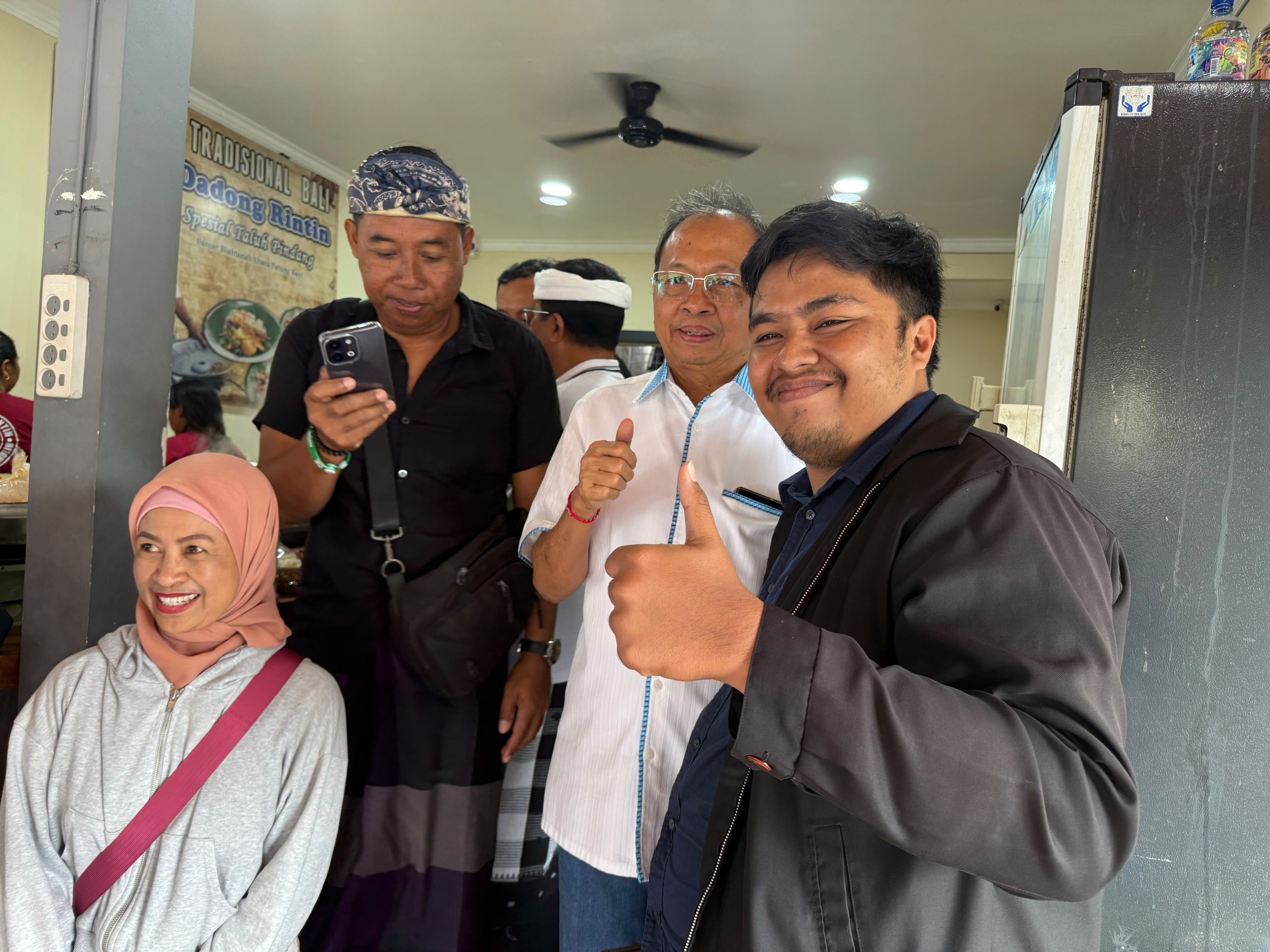 Gubernur Bali Wayan Koster saat berpose dengan masyarakat saat perayaan Tumpek Krulut. (Dok. Istimewa)