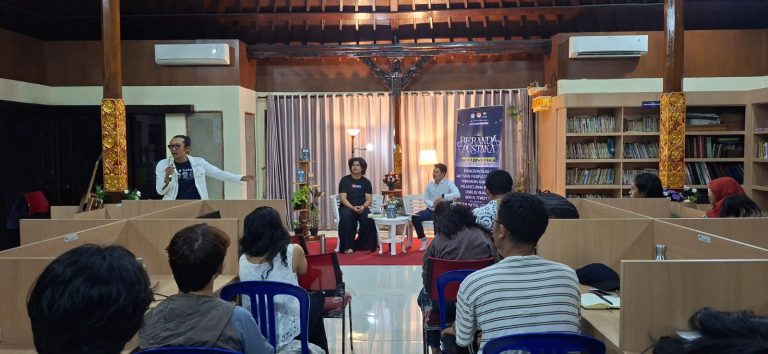Bedah buku Seabad Relokasi Batur terbitan Mahima Institute Indonesia (2025) dalam Program Beranda Pustaka Festival Seni Bali Jani (FSBJ) 2026 di Taman Budaya Bali, Denpasar, Jumat (24/7/2026). (dok: istimewa)