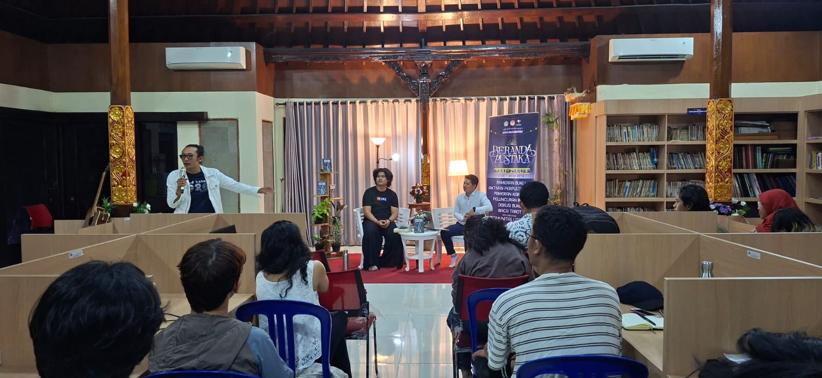 Bedah buku Seabad Relokasi Batur terbitan Mahima Institute Indonesia (2025) dalam Program Beranda Pustaka Festival Seni Bali Jani (FSBJ) 2026 di Taman Budaya Bali, Denpasar, Jumat (24/7/2026). (dok: istimewa)