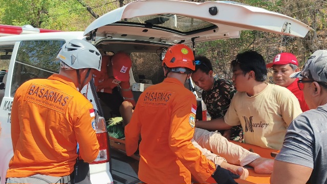 Tim SAR Gabungan saat menyelamatkan sopir truk di Jalan Raya Singaraja–Gilimanuk, Dusun Gondol, Desa Penyabangan, Kecamatan Gerokgak, Kabupaten Buleleng, Kamis (6/8/2026). (dok: sar)