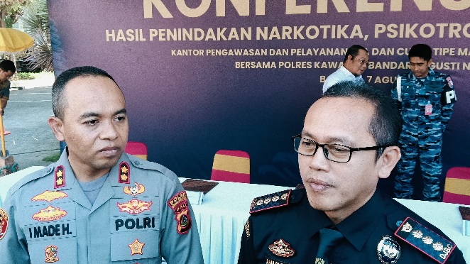 Dari kiri, Kapolres Kawasan Bandara I Gusti Ngurah Rai, AKBP I Made Hendra Agustina, Kepala Kantor Pengawasan dan Pelayanan Bea dan Cukai (KPPBC) Tipe Madya Pabean Ngurah Rai, Wawan Dharmawan. (dok: Rahma)