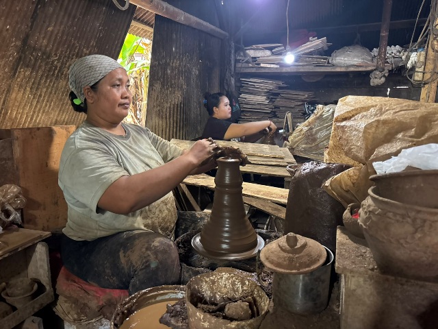Pengusaha gerabah tradisional di Banjar Basang Tamiang, Desa Kapal, Badung. (dok: bri)