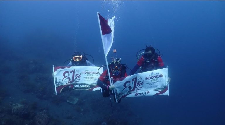 Nengah Rudiati dan tim saat mengibarkan Sang Saka Merah Putih di kawasan Pantai Tulanbem dan Pura Gerombong, Karangasem. (dok: istimewa)
