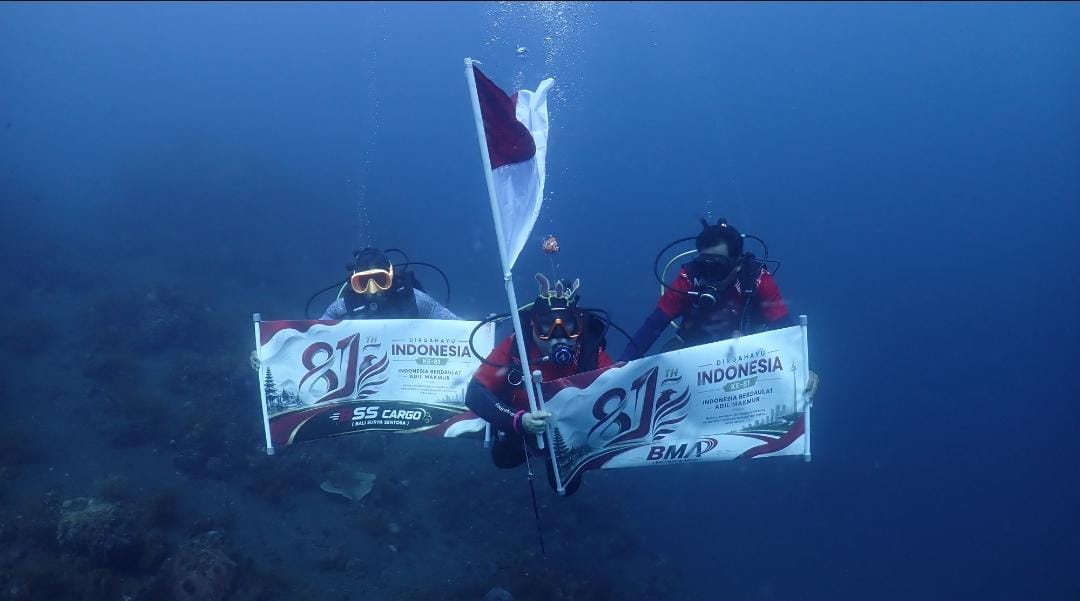 Nengah Rudiati dan tim saat mengibarkan Sang Saka Merah Putih di kawasan Pantai Tulanbem dan Pura Gerombong, Karangasem. (dok: istimewa)