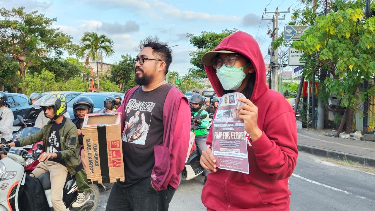 Solidaritas Jurnalis Bali (SJB) saat menggalang dana bagi masyarakat yang terdampak bencana di persimpangan Jalan Dewi Sri–Nakula, Kuta, Badung, Sabtu (22/8/2026). (dok: istimewa)