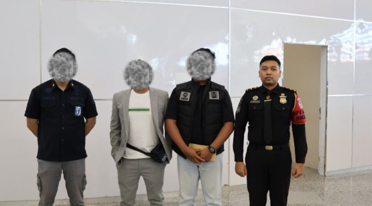 Proses pendeportasian Warga Negara (WN) Pakistan berinisial WH (42) oleh petugas Kantor Imigrasi Kelas I TPI Denpasar melalui Bandara Udara Internasional I Gusti Ngurah Rai, Bali, Senin (24/8/2026). (dok: istimewa)