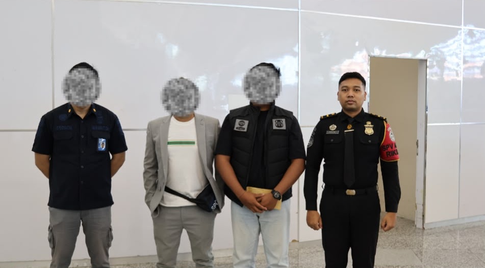Proses pendeportasian Warga Negara (WN) Pakistan berinisial WH (42) oleh petugas Kantor Imigrasi Kelas I TPI Denpasar melalui Bandara Udara Internasional I Gusti Ngurah Rai, Bali, Senin (24/8/2026). (dok: istimewa)