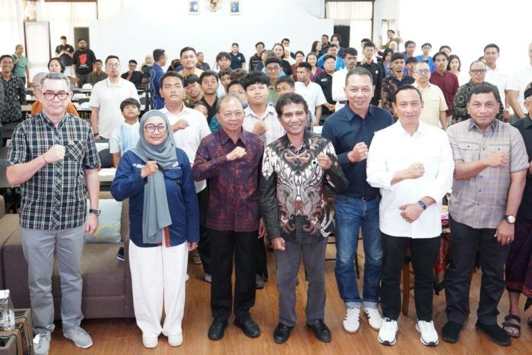Foto bersama perayaan HUT ke-14 IWO dan Pertama IWO Bali, Minggu (30/8/2026). (Dok. RealitasBali)