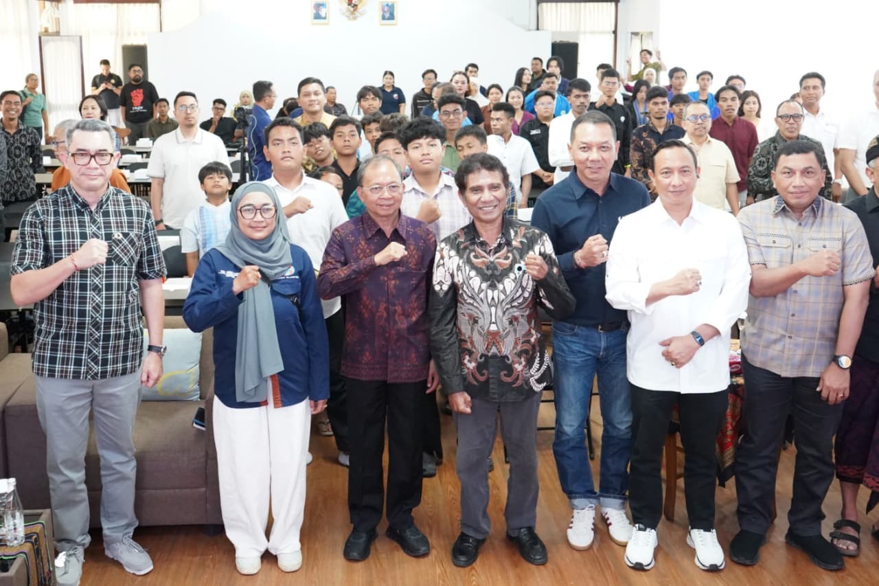 Foto bersama perayaan HUT ke-14 IWO dan Pertama IWO Bali, Minggu (30/8/2026). (Dok. RealitasBali)