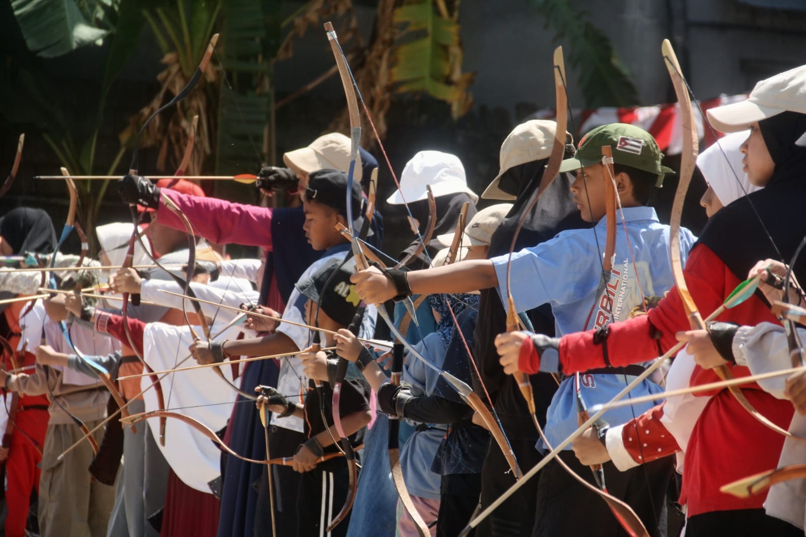 Grand Trial atau mini turnamen panahan yang diikuti 77 anak, di Lapangan Parkir Musholla Baitul Mukminin BKDI Bali, Panjer, Denpasar, Minggu (30/8/2026). (dok: redaksi)