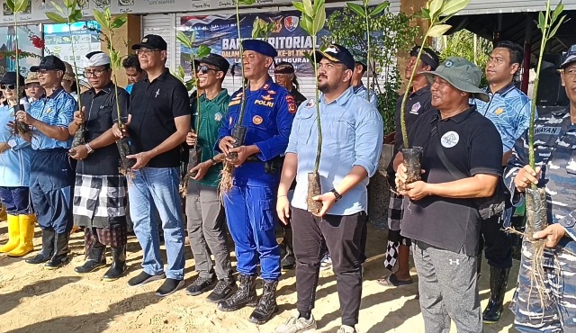 Aksi tanam mangrove dan bersih-bersih pantai di Pulau Pudut, kawasan Taman Hutan Raya (Tahura) Ngurah Rai, Tanjung Benoa, Kabupaten Badung, Minggu (30/8/2026).