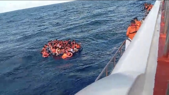 Evakuasi penumpang KMP Putri Yasmin yang berlayar dari Pelabuhan Padang Bai, Bali, menuju Pelabuhan Lembar, Lombok Barat, NTB, Rabu (12/8/2026). (dok: sar)
