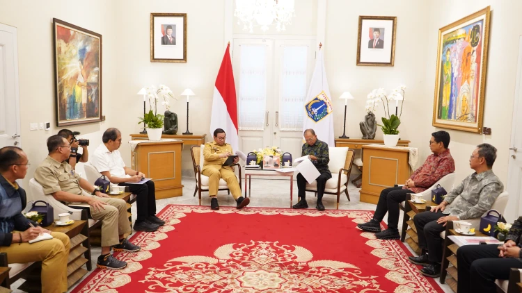 Gubernur Bali Wayan Koster bersama jajaran saat berkunjung ke Gubernur DKI Jakarta Pramono Anung. (Dok. Istimewa)