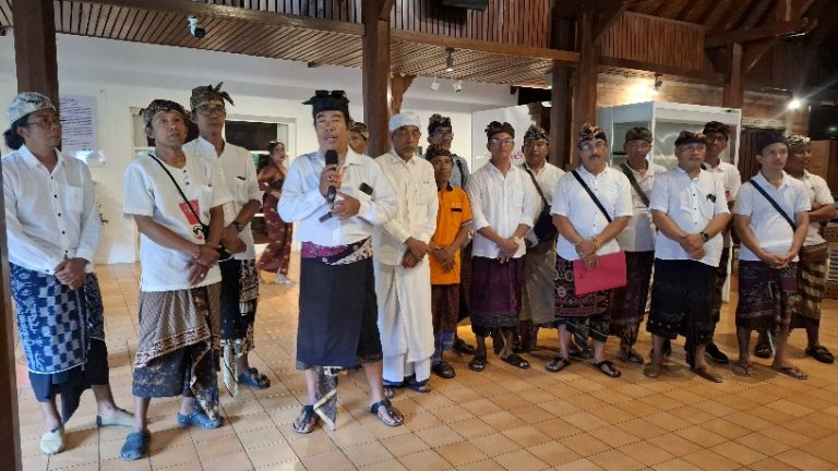 Himpunan Perupa Payangan dalam pameran “Udhar Banda Karma: Unshackling the Karma of Tradition” di Santrian Art Gallery, Sanur, Jumat (18/9/2026). (dok: Rahma)
