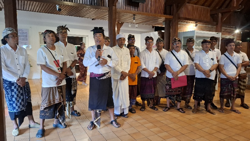 Himpunan Perupa Payangan dalam pameran “Udhar Banda Karma: Unshackling the Karma of Tradition” di Santrian Art Gallery, Sanur, Jumat (18/9/2026). (dok: Rahma)