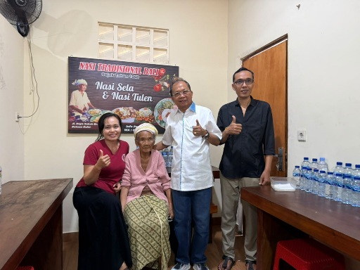 Gubernur Bali Wayan Koster saat berfoto bersama dengan Penjual Warung Nasi Pindang Dadong Rintin dalam peringatan Rahina Tumpek Krulut, Sabtu (1/8/2026). (dok: istimewa)