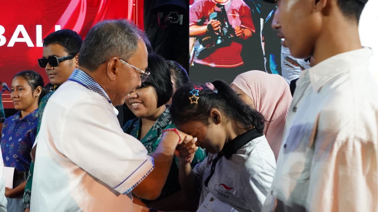 Gubernur Bali Wayan Koster saat merayakan Rahina Tumpek Krulut di Ardha Candra, Art Centre Denpasar, Sabtu (1/8/2026). (dok: istimewa)