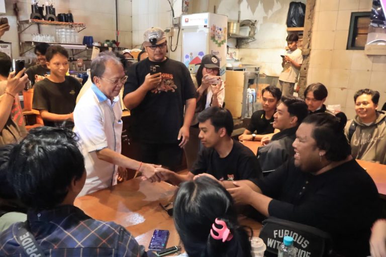 Gubernur Bali Wayan Koster saat menyapa anak muda di Jenar Kopi Kaliasem, Denpasar, Sabtu (1/8/2026). (dok: istimewa)