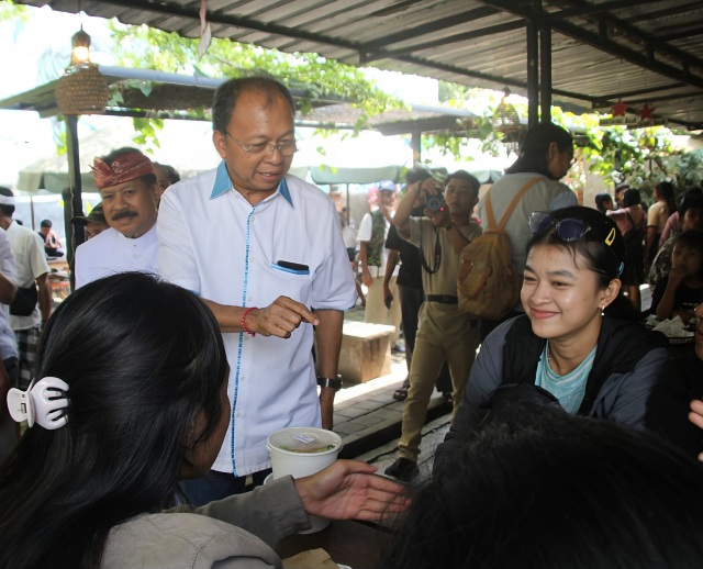 Gubernur Bali Wayan Koster di Kedai Kopi Tangkil, Tabanan pada Sabtu (1/8/2026). (dok: istimewa)