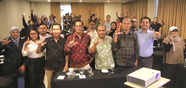 Foto bersama narasumber dan peserta pelatihan peningkatan kapasitas jurnalistik bertajuk “Pemanfaatan Akal Imitasi (AI) untuk Cek Fakta Menjaga Kepercayaan Publik” yang digelar Radar Bali di Quest Hotel, Denpasar, Sabtu (5/9/2026). (dok: istimewa)