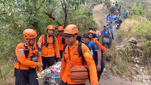 Tim SAR Gabungan evakuasi Komang Sandi Darmawan (15), ke area parkir Pura Pasar Agung, Selat, Karangasem, Minggu (6/9/2026). (dok: sar)