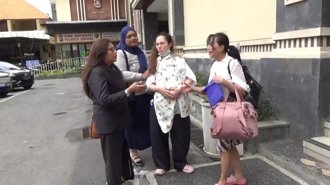 Siti Sapura kuasa hukum dr. KC dan L. (dok: redaksi)