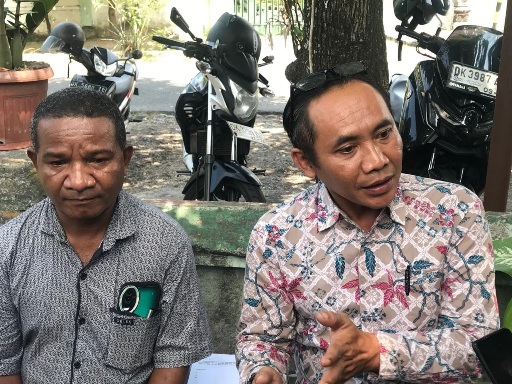 Dari kiri, Hendrik T. Selan dan I Wayan Sudiarta selaku kuasa hukum RU. (dok: redaksi)