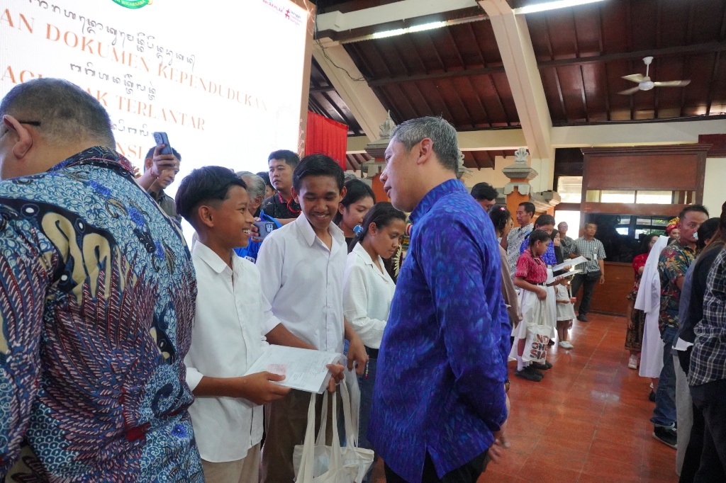 Kegiatan Penyerahan Dokumen Kependudukan bagi Anak Terlantar di Provinsi Bali yang berlangsung di Gedung Nari Graha Provinsi Bali, Jumat (18/9/2026). (dok: istimewa)