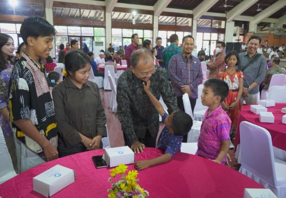 Gubernur Bali Wayan Koster saat menyapa anak anak dalam kegiatan penyerahan dokumen kependudukan yang difasilitasi Kejaksaan Tinggi Bali di Gedung Nari Graha, Denpasar pada Jumat (18/9/2026). (dok: istimewa)