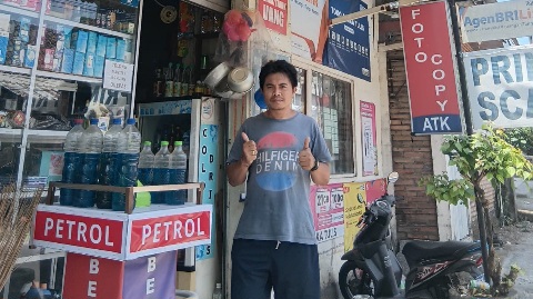 AA. Gede Raka Wijaya pemilik Toko Aneka Tulis, Pejeng, Gianyar, menjadi Agen BRILink. (dok: istimewa)