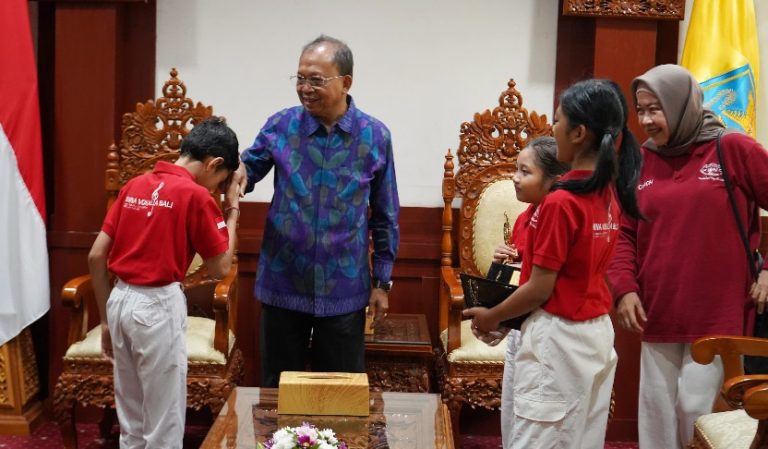 Bina Vokalia Bali saat audiensi dengan Gubernur Bali Wayan Koster di ruang tamu Kantor Gubernur Bali, Denpasar, Rabu (23/9/2026). (dok: istimewa)
