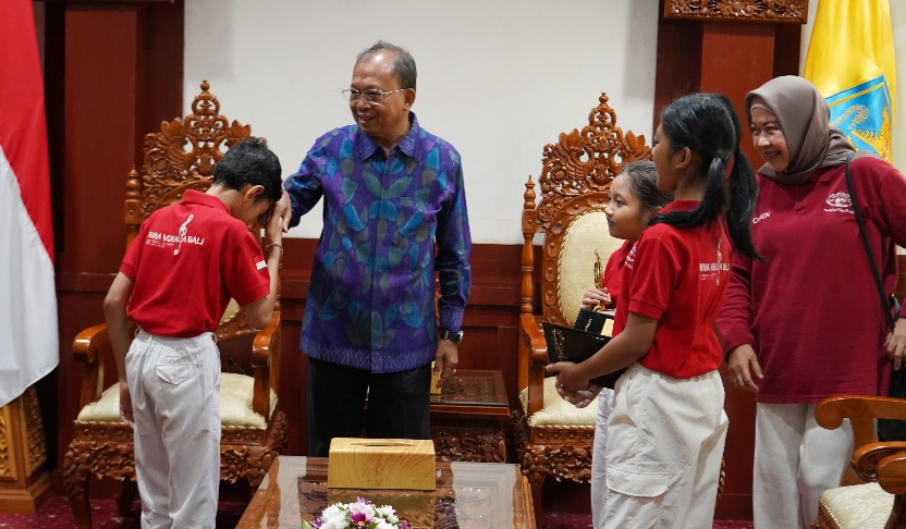 Bina Vokalia Bali saat audiensi dengan Gubernur Bali Wayan Koster di ruang tamu Kantor Gubernur Bali, Denpasar, Rabu (23/9/2026). (dok: istimewa)