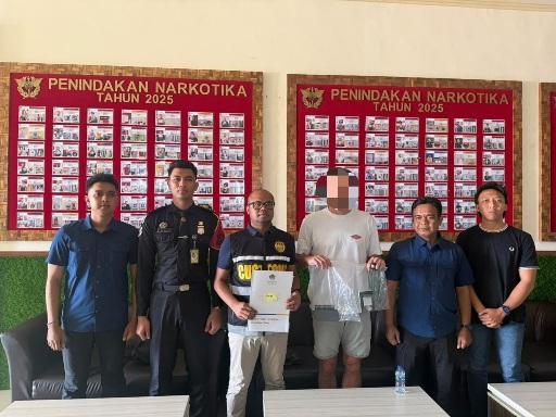 Warga Negara Asing (WNA) berinisial JFD diamankan petugas imigrasi saat kedapatan membawa narkotika jenis kokain yang disembunyikan di dalam paspornya. (dok: istimewa)