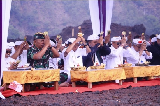 Gubernur Bali Wayan Koster saat mengikuti rangkaian Upacara Melaspas Purwa Mandala Pura Ulun Danu Batur dan Desa Adat Batur, Rabu (29/7/2026). (dok: istimewa)