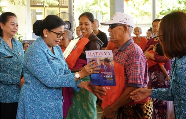 Ketua TP PKK Provinsi Bali Ny. Putri Suastini Koster mengunjungi tiga desa di Kabupaten Buleleng, Rabu (5/8/2026), dalam Program Aksi Sosial Bergerak dan Berbagi. (dok: istimewa)