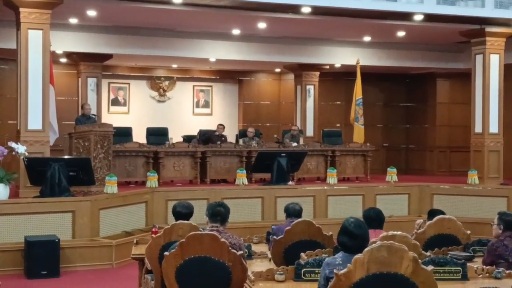 Gubernur Bali Wayan Koster dalam rapat paripurna DPRD Bali, Senin (21/9/2026). (dok: istimewa)