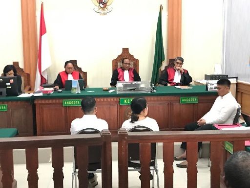 Suasana sidang keempat perkara narkotika dengan terdakwa RU di Pengadilan Negeri (PN) Denpasar, Kamis (1/10/2026). (dok: redaksi)