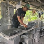 I Nengah Mudiarsa, pengusaha batu alam di Banjar Dukuh, Desa Bunutin, Bangli. (dok: istimewa)