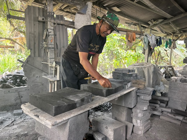 I Nengah Mudiarsa, pengusaha batu alam di Banjar Dukuh, Desa Bunutin, Bangli. (dok: istimewa)