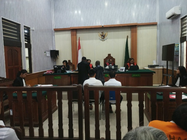 Suasana sidang kelima perkara narkotika dengan terdakwa RU di Pengadilan Negeri (PN) Denpasar, Kamis (8/10/2026). (dok: redaksi)
